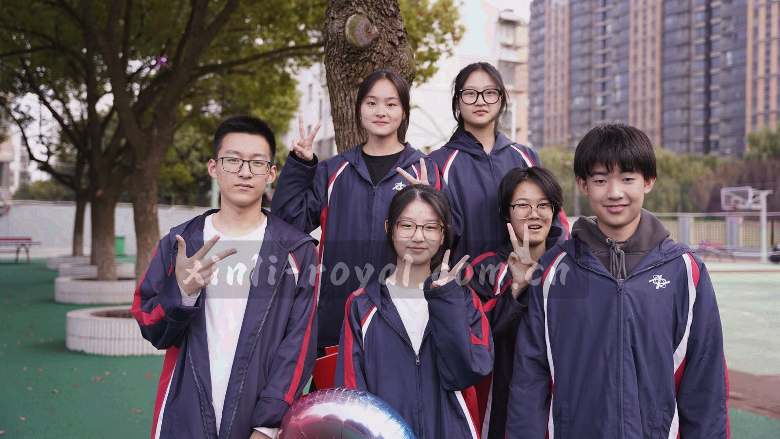 深夜控台光带与球场俯视几何线交叠的抽象画面，深墨绿主调